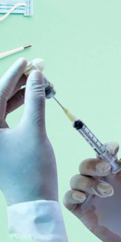 Шприц и ампула в руках